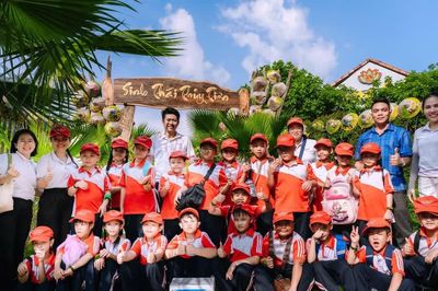 Khi chiếc lá hóa thành đồ chơi, cánh đồng thành lớp học