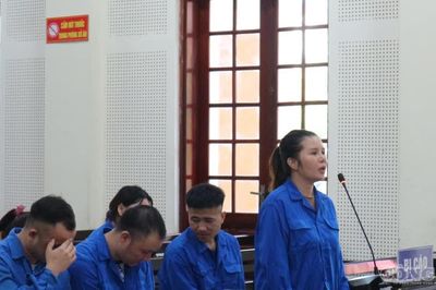 Nhóm 'nam thanh, nữ tú' cùng bay lắc trong quán karaoke