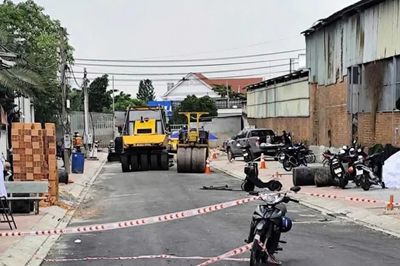 Đang thổi bụi, một người đàn ông bị xe lu cán tử vong tại chỗ