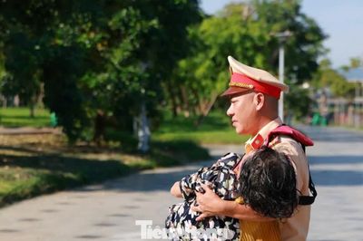 Kịp thời cứu người phụ nữ chìm dưới sông Hương cách bờ 40 m