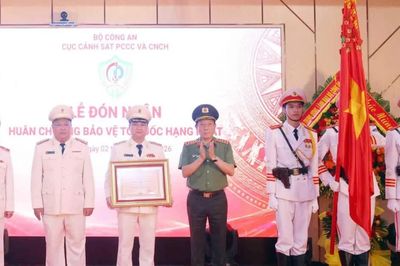 Cục Cảnh sát PCCC và CNCH đón nhận Huân chương Bảo vệ Tổ quốc hạng Nhất