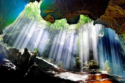 Hang động kỳ thú ở Ninh Bình, du khách đi thuyền giữa 'dải ngân hà'
