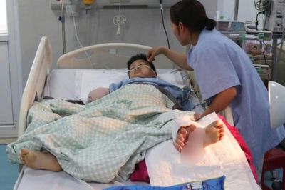 Bé trai 8 tuổi đứt lìa bàn tay bật khóc hỏi mẹ: 'Sao tay con lại mọc dưới chân?'