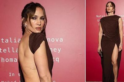 Ca sĩ Jennifer Lopez mặc váy xẻ trước hở sau khi đi tiệc từ thiện