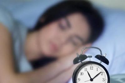 Ngủ đủ 7-8 giờ vì sao người trẻ sáng ra vẫn mệt mỏi?