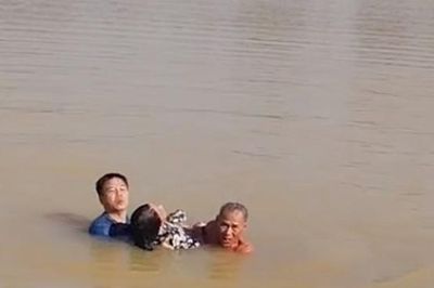 Thượng tá CSGT bơi ra giữa sông Hương cứu người phụ nữ đang chìm