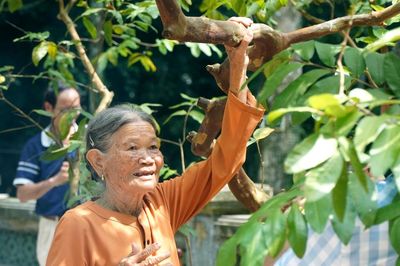 Hàng nghìn người ghé thăm 'cây ổi cười' ở lễ hội Lam Kinh