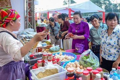 Hàng nghìn du khách khám phá phiên chợ vùng cao ở Lam Kinh