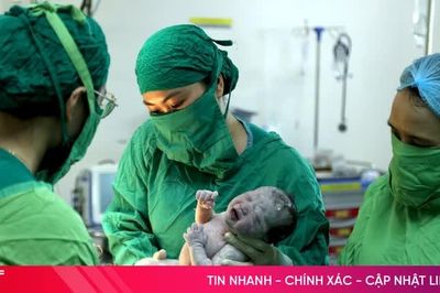 Người đón những tiếng khóc chào đời