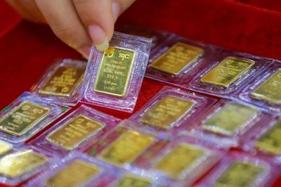 Giá vàng trong nước tiếp tục đi xuống, tỷ giá trung tâm tăng 12 đồng