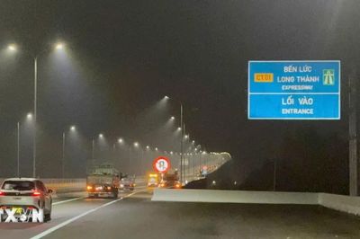 Ngày đầu thông xe, lượng phương tiện trên cao tốc Bến Lức-Long Thành tăng 30%
