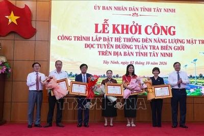 Tây Ninh lắp đặt đèn năng lượng mặt trời dọc đường tuần tra biên giới