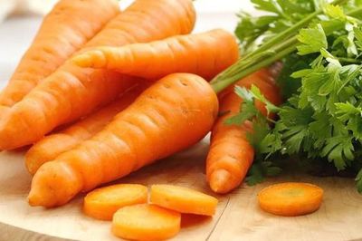 Ăn cà rốt mỗi ngày suốt 4 tháng, người phụ nữ 50 tuổi bất ngờ khi đi khám