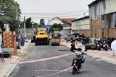 Đang đứng thổi bụi, người đàn ông bị xe lu cán tử vong