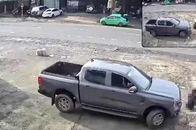 Đang ngồi trước cổng bến xe, người đàn ông bị ô tô bán tải tông trúng tử vong