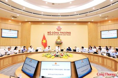 Bộ trưởng Lê Mạnh Hùng làm việc với Cục Năng lượng - Dầu khí