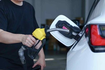 Xe xăng lần đầu mất thế đa số trên thị trường ô tô toàn cầu