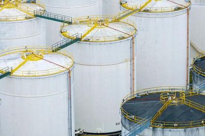 Giới chuyên gia nâng dự báo giá dầu vì lo ngại gián đoạn nguồn cung kéo dài