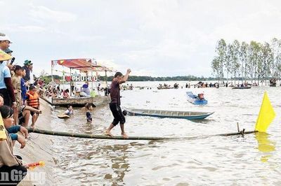 Về Phú Hữu vui lễ hội mùa nước nổi