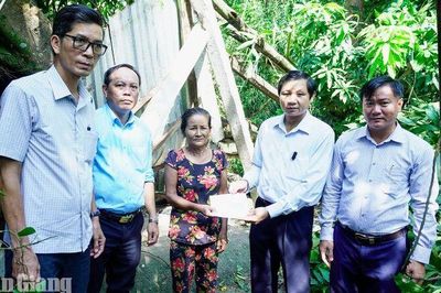 Giông lốc làm sập, tốc mái 14 căn nhà ở Giồng Riềng