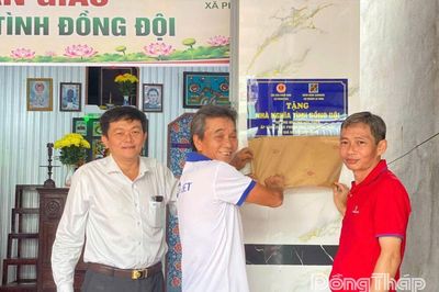 Xã Phong Hòa: Bàn giao nhà 'Nghĩa tình đồng đội' cho gia đình thờ cúng Liệt sĩ