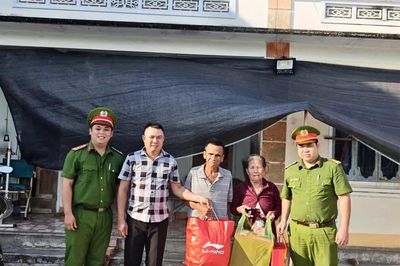Công an xã Bình Hiệp đưa người đàn ông đi lạc hơn 40 km về với gia đình