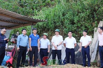 Đồng chí Phó Chủ tịch UBND tỉnh kiểm tra công tác xóa nhà tạm tại xã Tạ Khoa