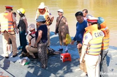 Cảnh sát giao thông kịp thời cứu người phụ nữ chới với giữa dòng sông Hương