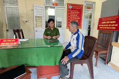 Quảng Ngãi: Người dân chủ động giao nộp súng, đạn sót lại sau chiến tranh