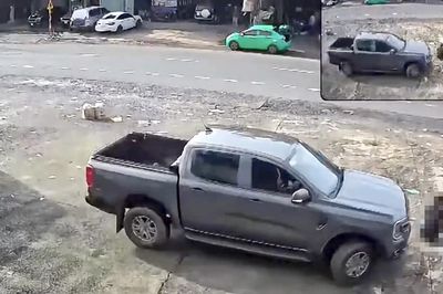 Lâm Đồng: Bị xe bán tải quay đầu cán trúng, người đàn ông ngồi bên đường tử vong