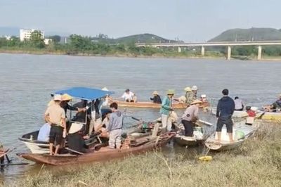 Chìm thuyền khi đi vớt phế liệu trên sông Lam, 2 vợ chồng mất tích