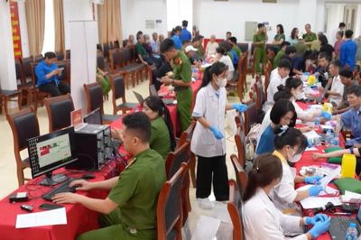 Công an thành phố Hà Nội lấy mẫu ADN thân nhân liệt sĩ đợt 2