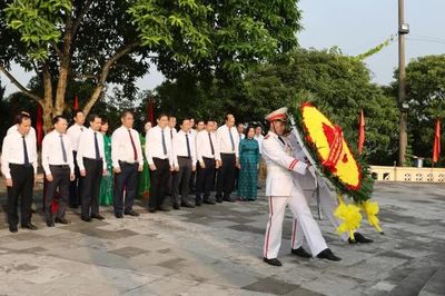 Đoàn đại biểu tỉnh viếng Đài Liệt sĩ tỉnh và dâng hoa Tượng đài Chủ tịch Hồ Chí Minh