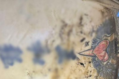 Thi thể nam giới ở chân cầu Trần Quý Kiên: Trên ngực có xăm hình rồng, lưng xăm hình trái tim có đôi cánh