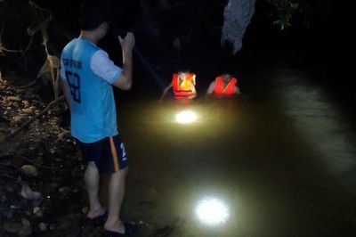 Cứu 2 cháu nhỏ mắc kẹt tại bãi bồi giữa dòng nước xiết