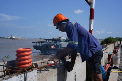 Công nhân 'đội nắng, thắng mưa' thi công đê kè tại siêu dự án ở TP.HCM