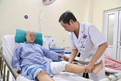 Khối u ung thư sát dây thần kinh, bác sĩ nỗ lực giữ chân cho người mẹ 2 con