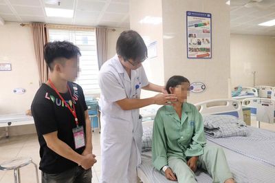Mẹ người Mông không thạo tiếng Việt, con trai 19 tuổi làm 'cầu nối' với bác sĩ