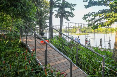 Công nhân gấp rút hoàn thiện 'dải lụa' uốn lượn quanh Hồ Gươm