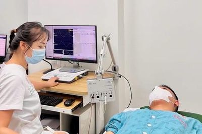 Hít 50 quả bóng cười mỗi ngày, nam thanh niên yếu dần tứ chi