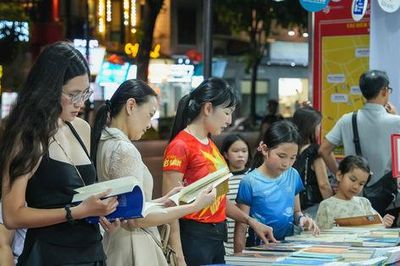 Đông đảo người dân tìm đến Hội sách Hà Nội lần thứ XI