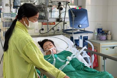 MS 1120: Xót xa cảnh mẹ nguy kịch trong viện, 2 con nhỏ mong ngóng mẹ về