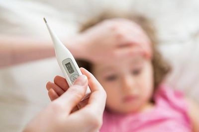 Thấy con sốt liền săn lùng Tamiflu: Sai lầm tai hại mùa cúm và 7 khuyến cáo khẩn từ Bộ Y tế