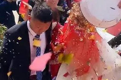 Cô dâu chết lặng khi nhìn thấy món quà cưới tình cũ gửi cho chú rể