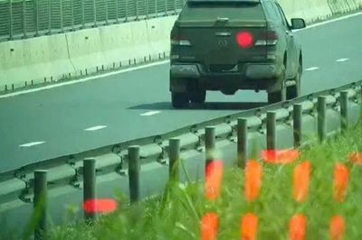 Phát hiện tài xế không có bằng lái vẫn chạy 100 km/giờ trên cao tốc