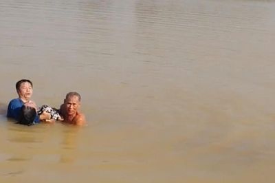 Khoảnh khắc Thượng tá CSGT ở Huế cứu người phụ nữ đang chới với giữa sông Hương
