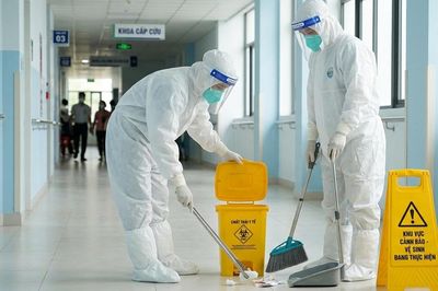 Khi chất thải y tế tràn đổ, nhân viên bệnh viện cần làm gì?