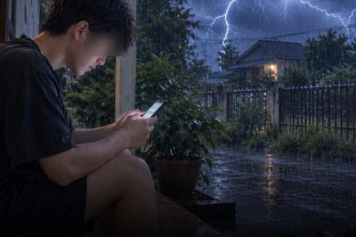 Cầm điện thoại ngồi trước hiên nhà, thanh niên 21 tuổi bị sét đánh tử vong
