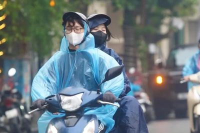 Ngày mai Hà Nội chuyển mưa và giảm nhiệt mạnh, sáng thứ Hai còn mưa không?