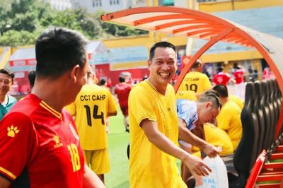 Ký ức ngày hội ngộ của các cựu cầu thủ CLB Công an Hà Nội trên sân Hàng Đẫy